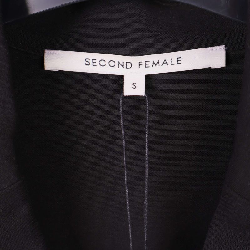 Etikett med Second Female och stl S i nacken