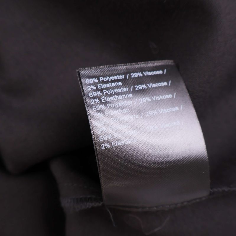 Materialkomposition: 69% polyester, 29% viskos, 2% elastan