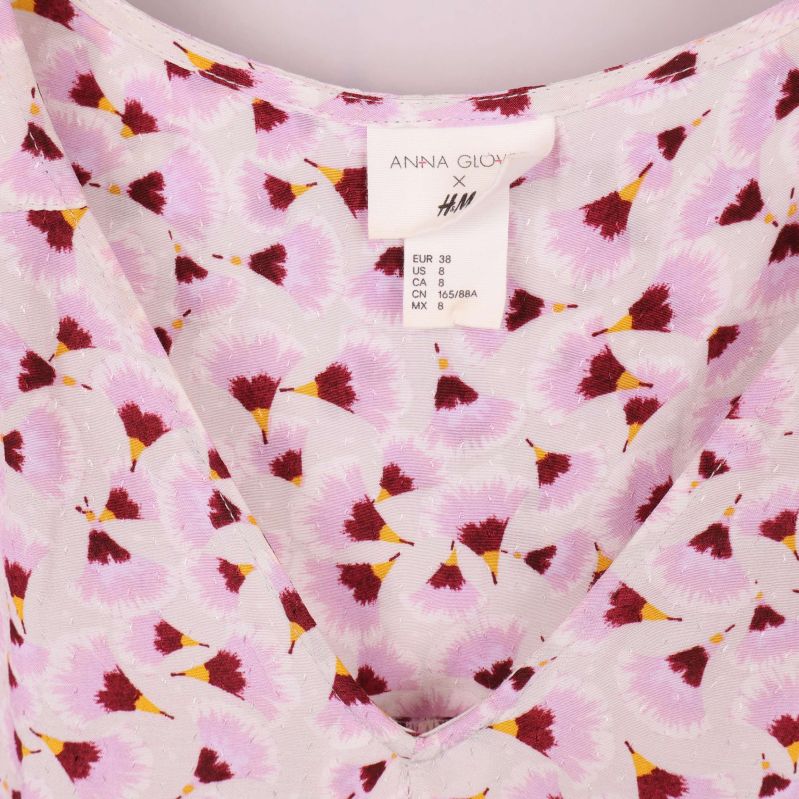 Närbild på nacketikett med Anna Glover x H&M