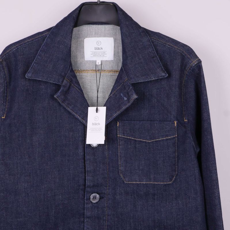 Närbild på denim overshirtens överdel och bröstficka