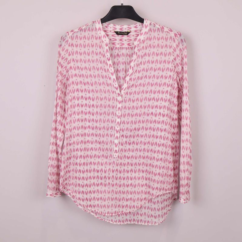 Blus med rosa mönster framifrån på galge