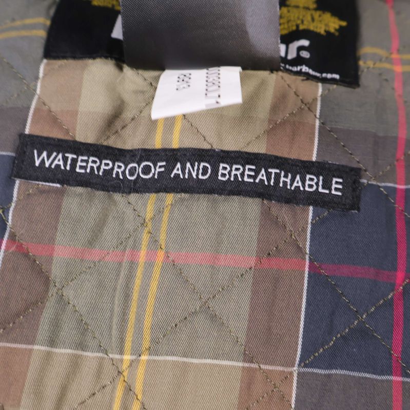 Närbild på texten waterproof and breathable på rutigt foder
