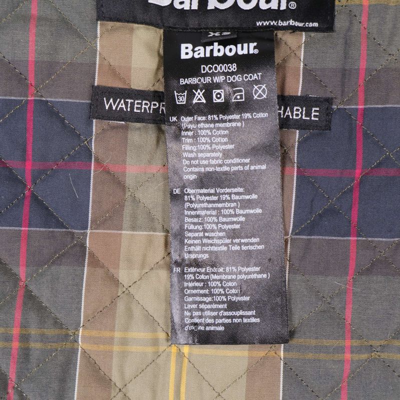 Materialetikett på hundtäcke från barbour i detalj