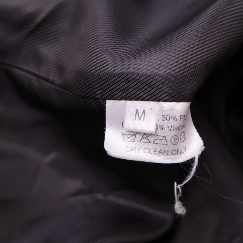 Materiallapp i kavajen med storlek och materialinformation