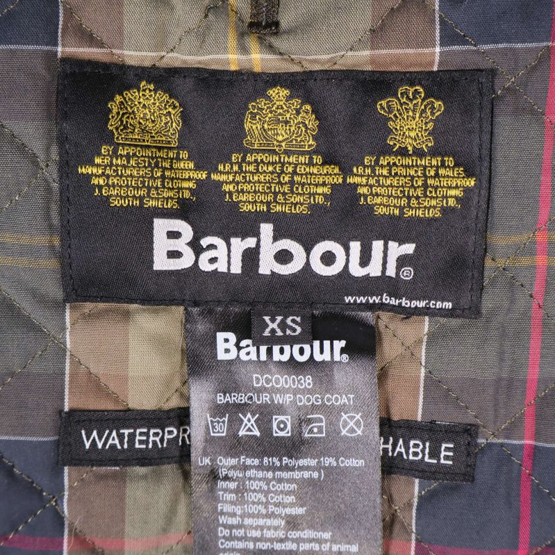 Barbour-etikett visar storlek xs på rutigt innerfoder