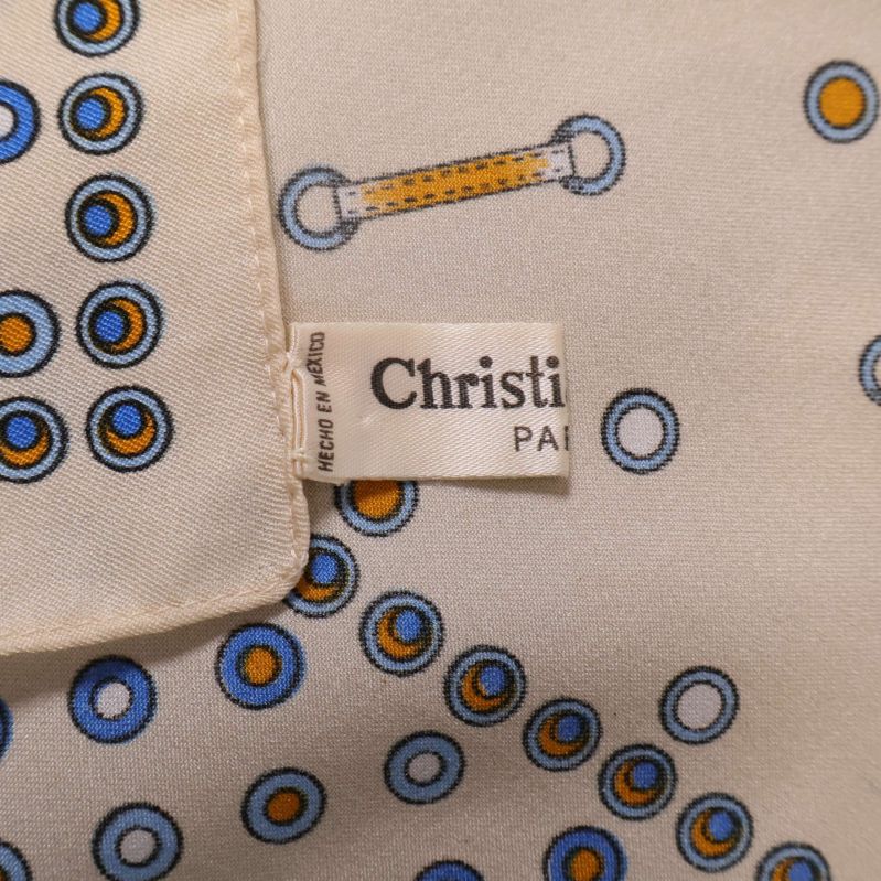 Etikett på scarf med Christian Dior och tillverkningsinfo