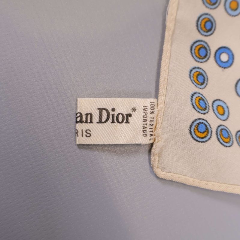 Etikett visar Christian Dior Paris och materialinformation