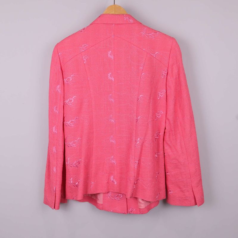 Baksidan av rosa broderad kavaj 