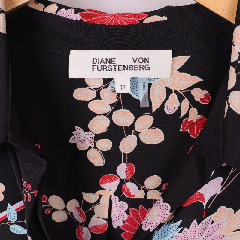 Närbild på etikett Diane von Furstenberg i blommig skjortklänning