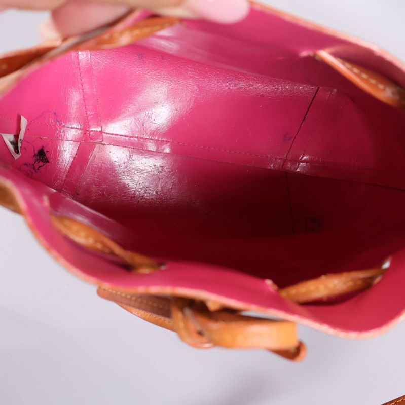 Inuti väska med rosa glansig insida