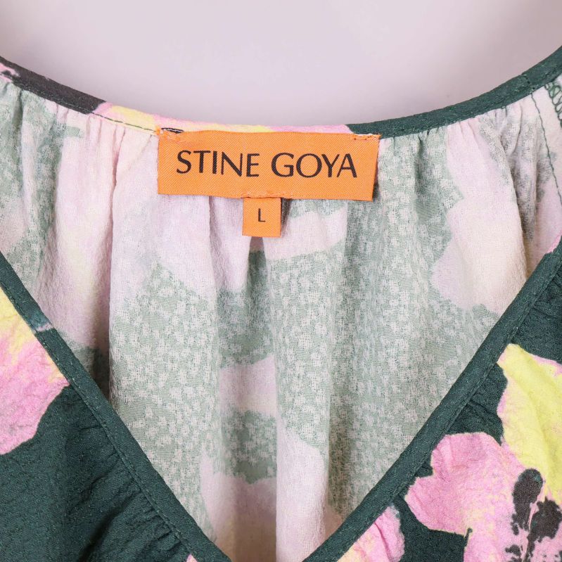 Närbild på etikett med texten STINE GOYA i nacken
