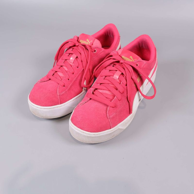 Rosa Puma sneakers med vita sulor och snörning