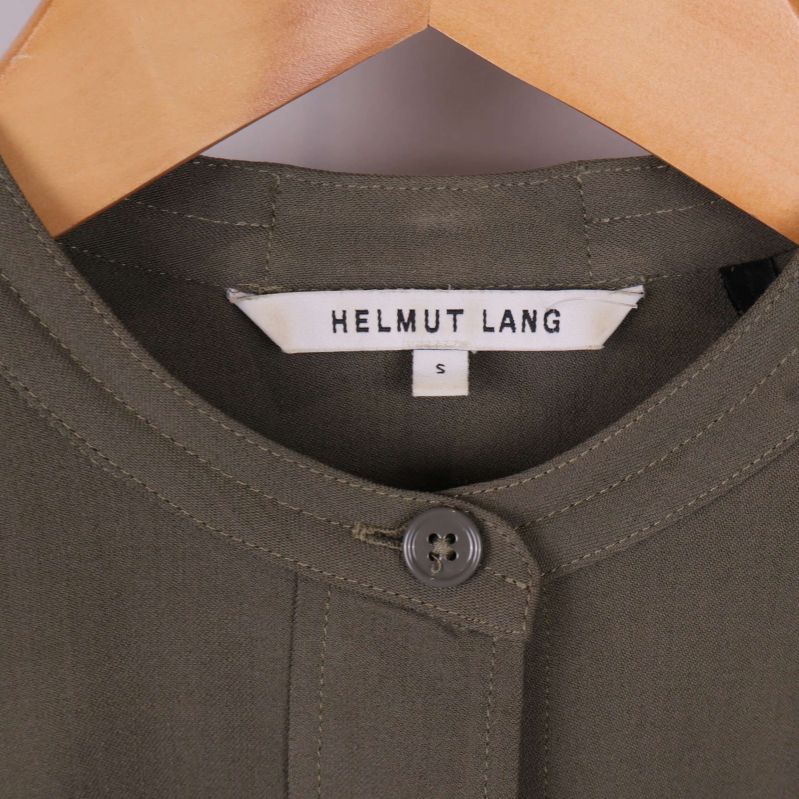 Närbild på Helmut Lang-tag i nacken på skjortan