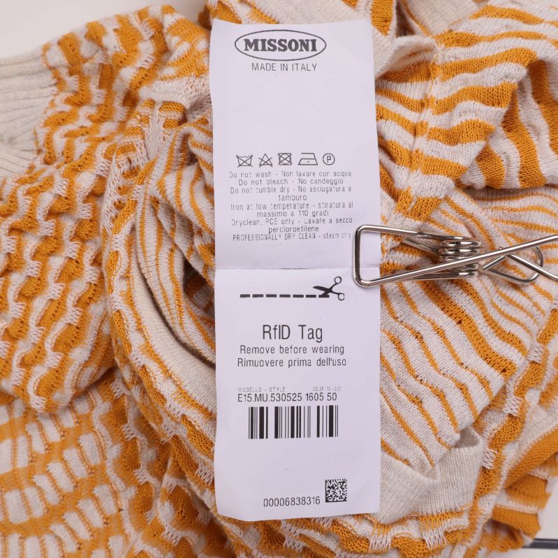 Tvättlapp och Missoni-märke invändigt i tröjan