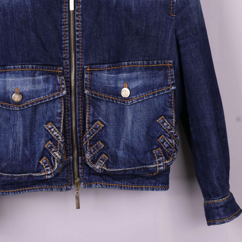 Fickor på jeansjackan med dekorativa detaljer