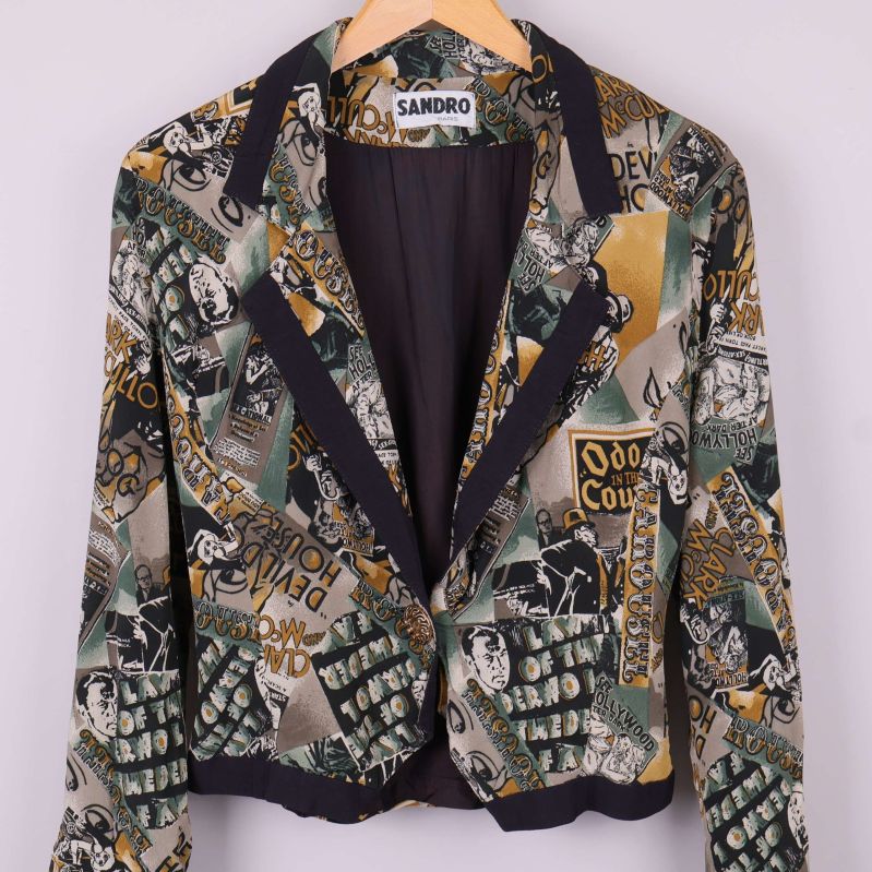 Närbild framsida av blazer, detaljer och print