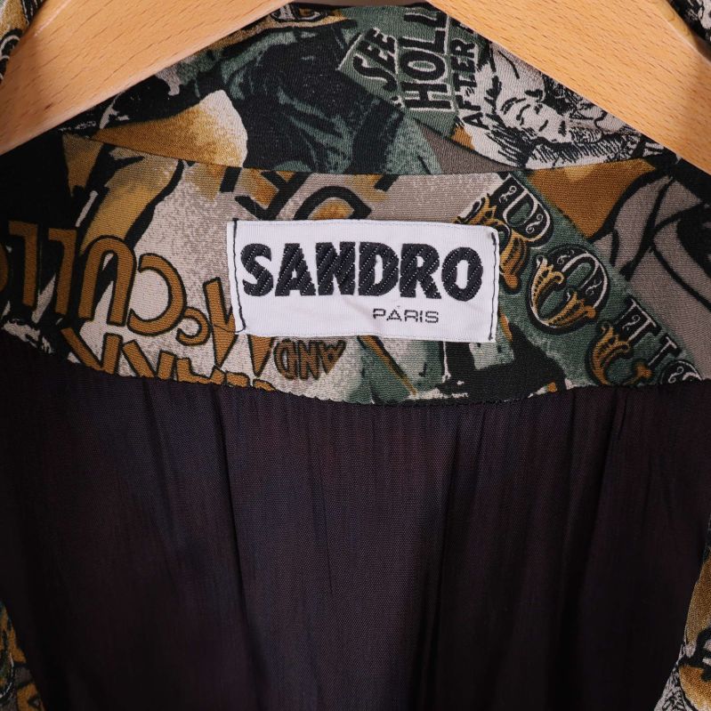 Närbild på Sandro Paris-etikett i nacken