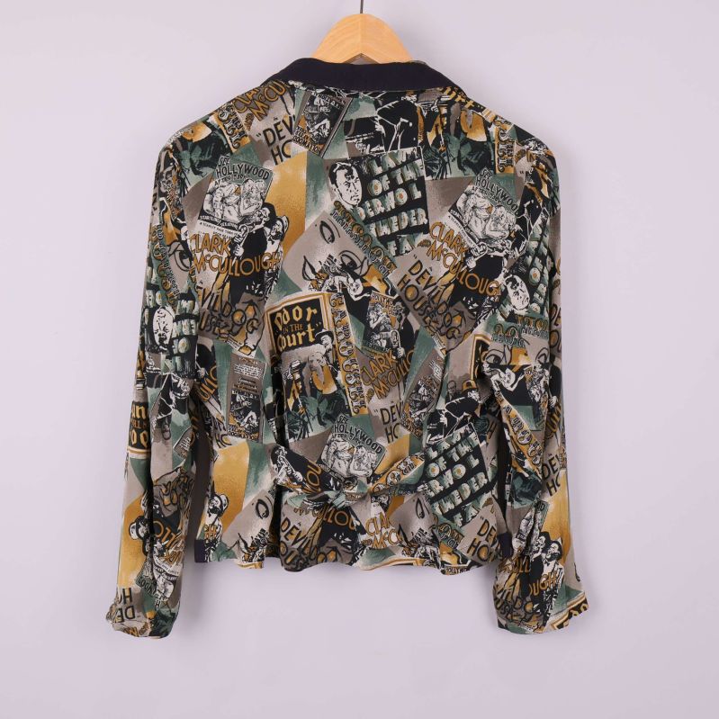 Blazer med grafiskt mönster bakifrån