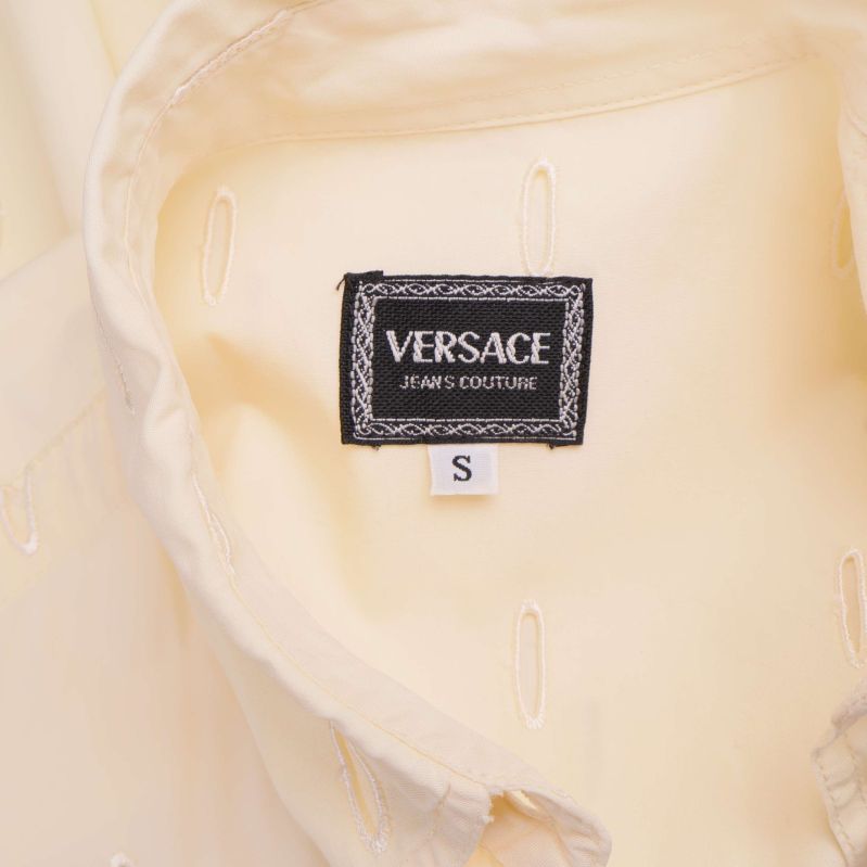 Versace Jeans Couture-varumärke och storlekslapp i skjortans krage