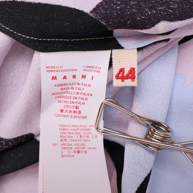 Textiletikett på Marni klänning visar produktion i Italien och storlek 44