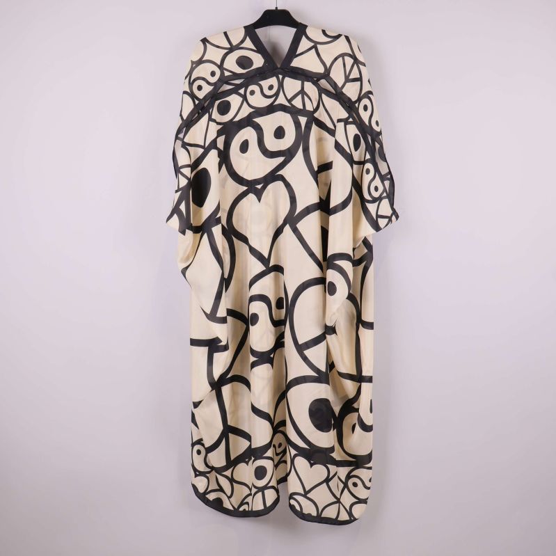 Baksida av kaftan med svarta grafiska mönster