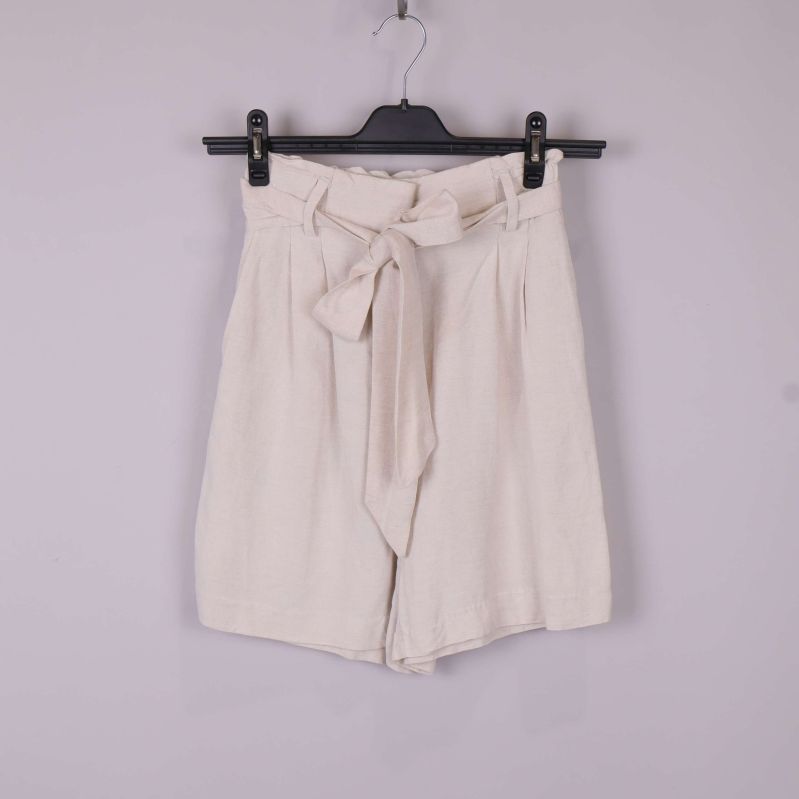 Framsidan av beige shorts med knytband och hög midja