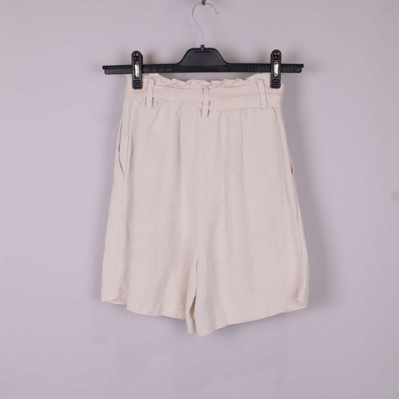 Baksidan av beige shorts med resår i midjan