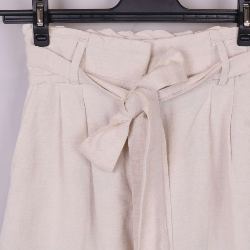 Detaljbild på shortsens midja och knytband