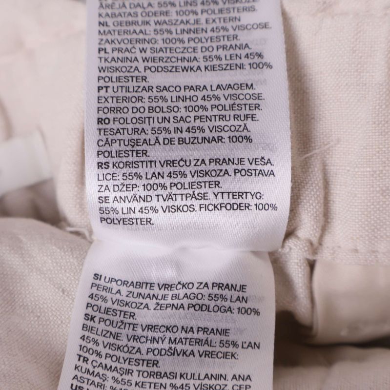 Materialetikett med information om tygsammansättning i shorts