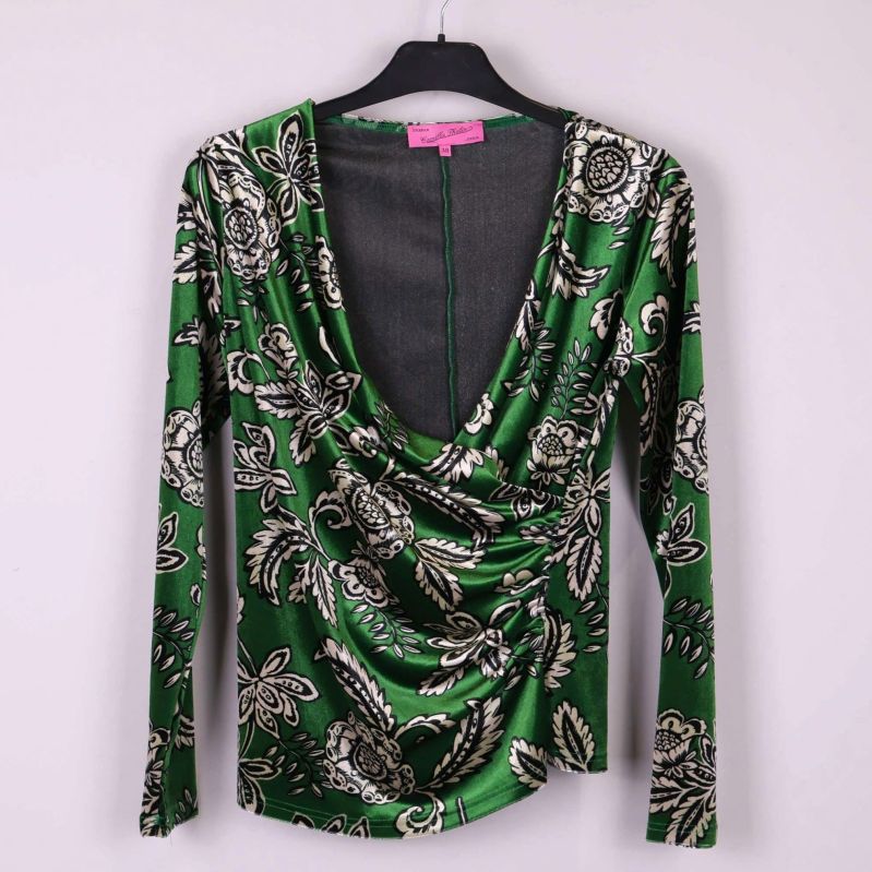 Draperad grön blus med blommigt mönster