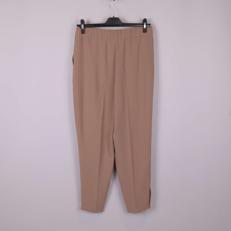Beige byxa från Stylein, helbild bakifrån på galge