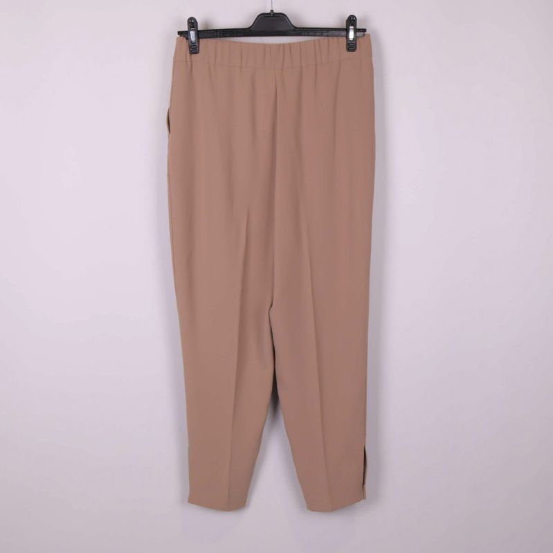 Beige byxa från Stylein. Bekväm byxa med resår bak