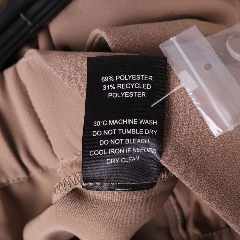 Materiallapp som visar 69% polyester och 31% återvunnen polyester
