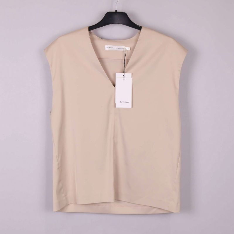 Ärmlös beige topp med v-ringning framifrån