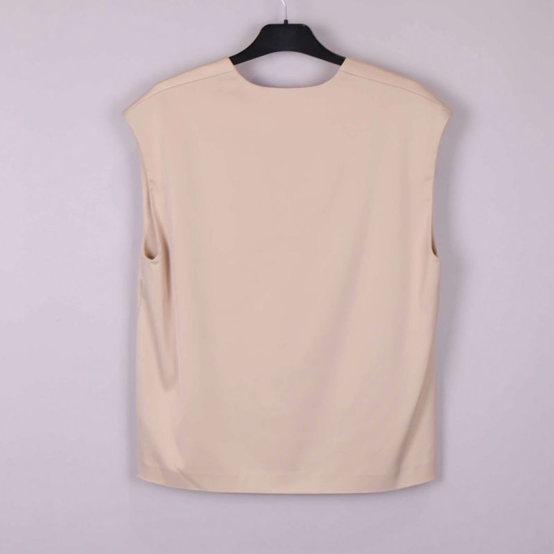 Baksidan av ärmlös beige topp