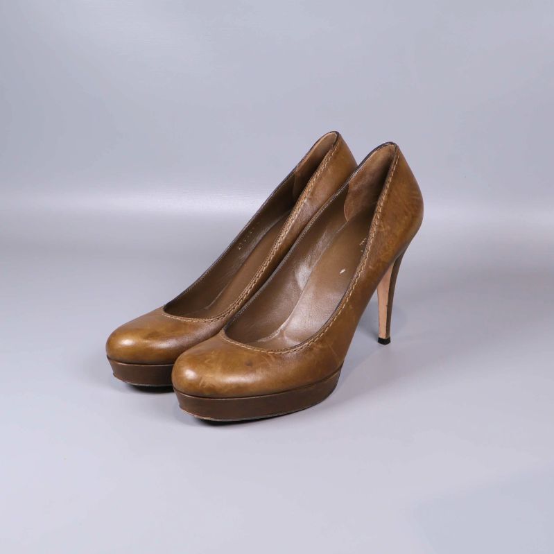 Bruna pumps med klack i profil