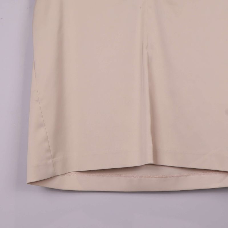 Närbild på nederkant av beige topp från InWear