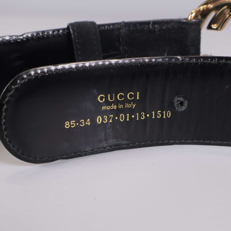 Närbild på insidan av bältet med Gucci logo och Italiensk text