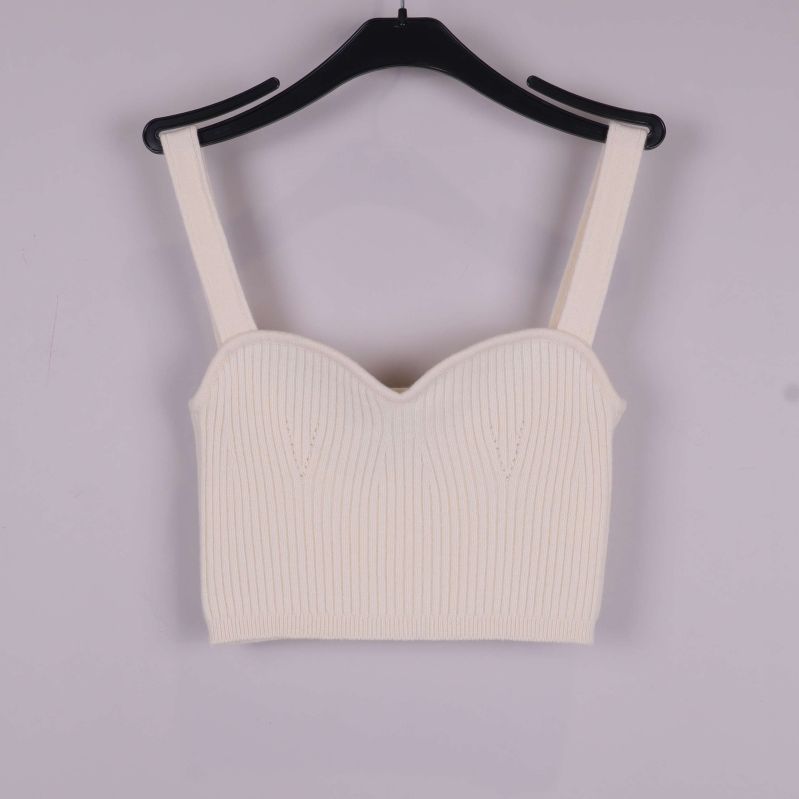 Cropped ribbstickad topp framifrån på galge
