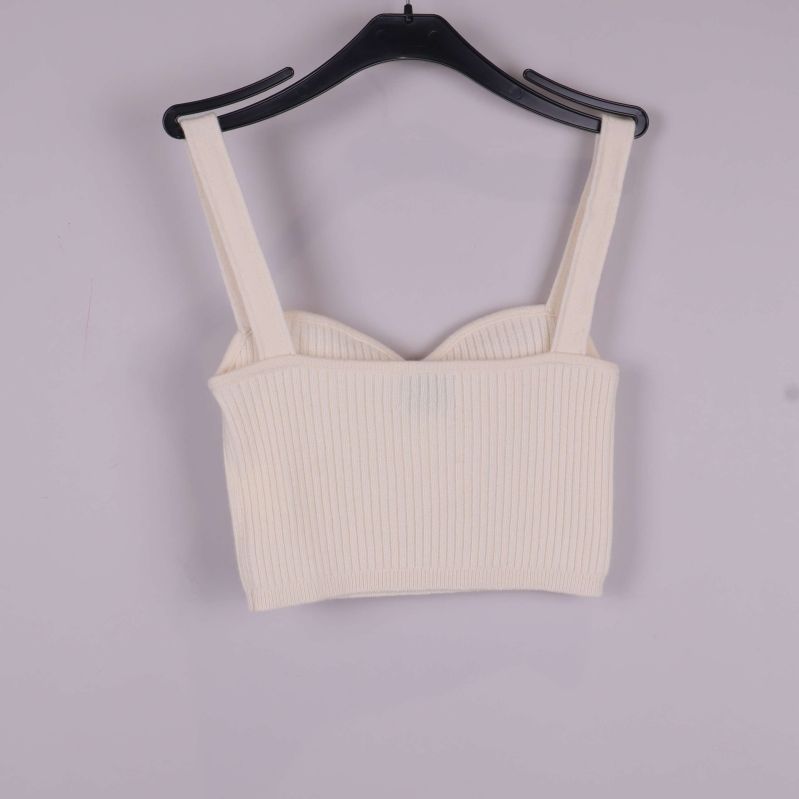 Cropped ribbstickad topp bakifrån på galge