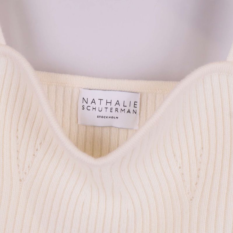 Närbild på varumärkeslapp Nathalie Schuterman