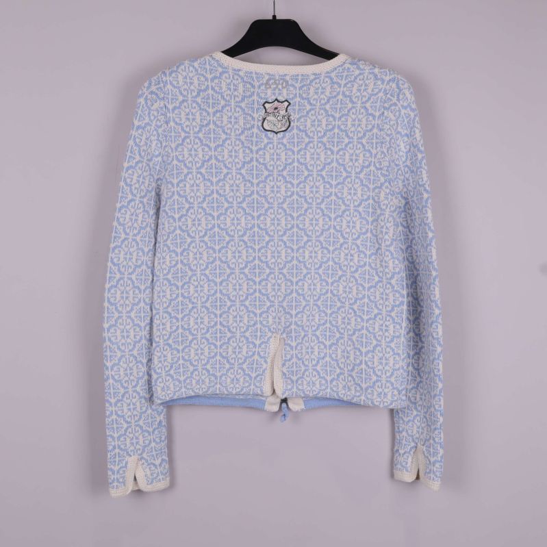 Baksida av cardigan med knyt och grafiskt mönster