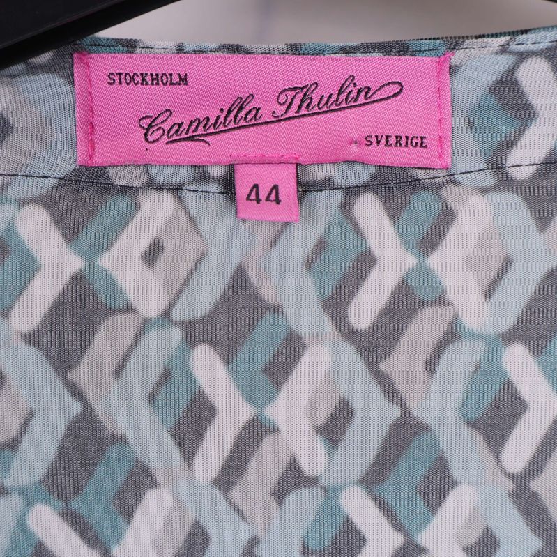 Närbild av rosa etikett Camilla Thulin storlek 44