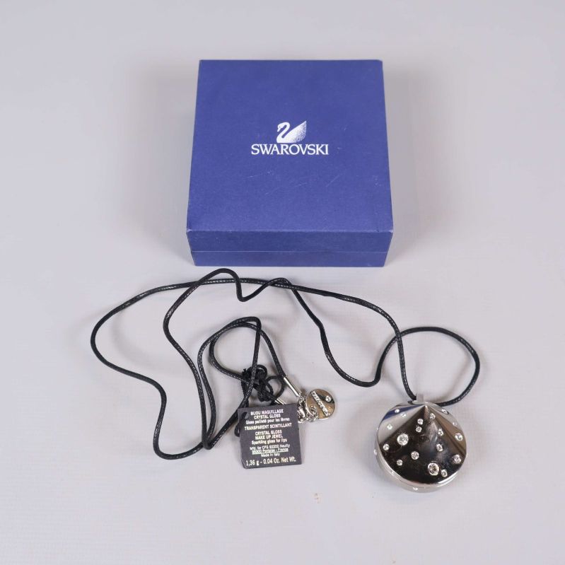 Swarovski-halsband och blå förpackning i närbild