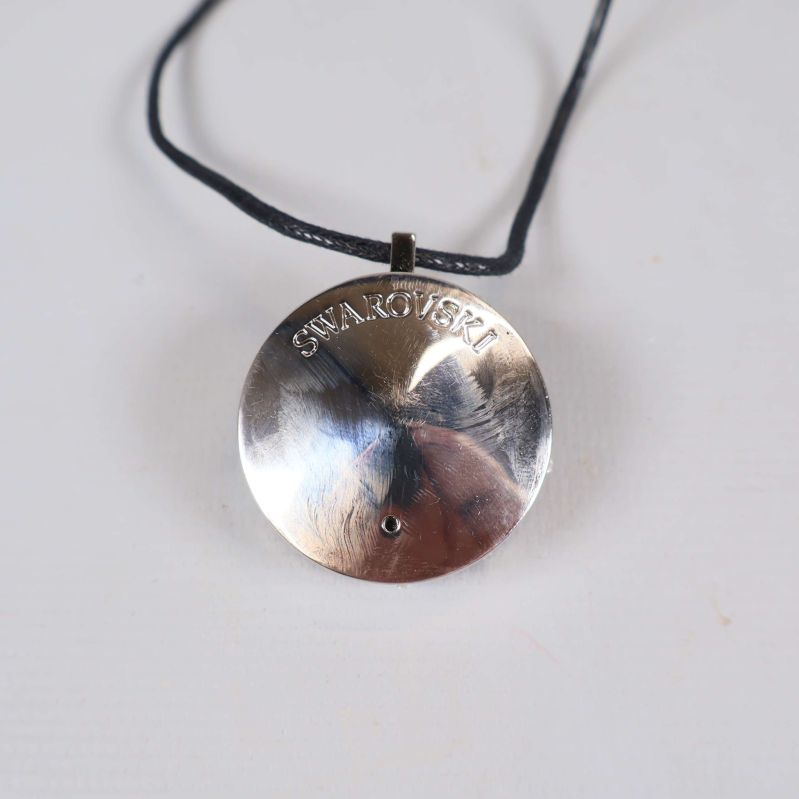 Baksidan av medaljong med Swarovski-stämpel