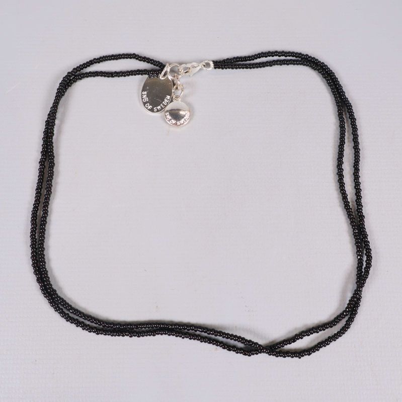 Svart halsband med små pärlor och silverdetaljer