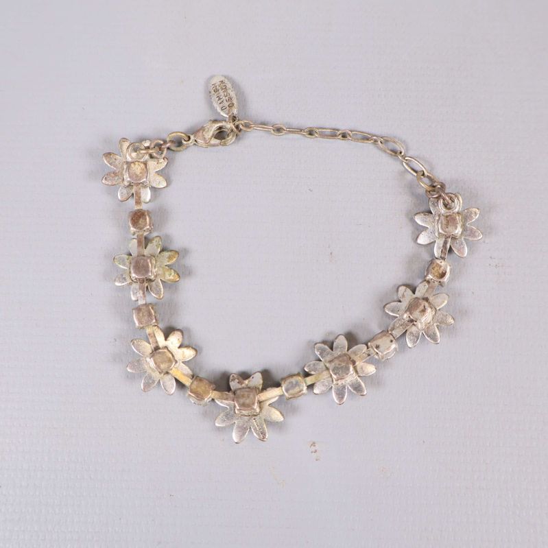 Baksidan av armbandet med kedja och blommor