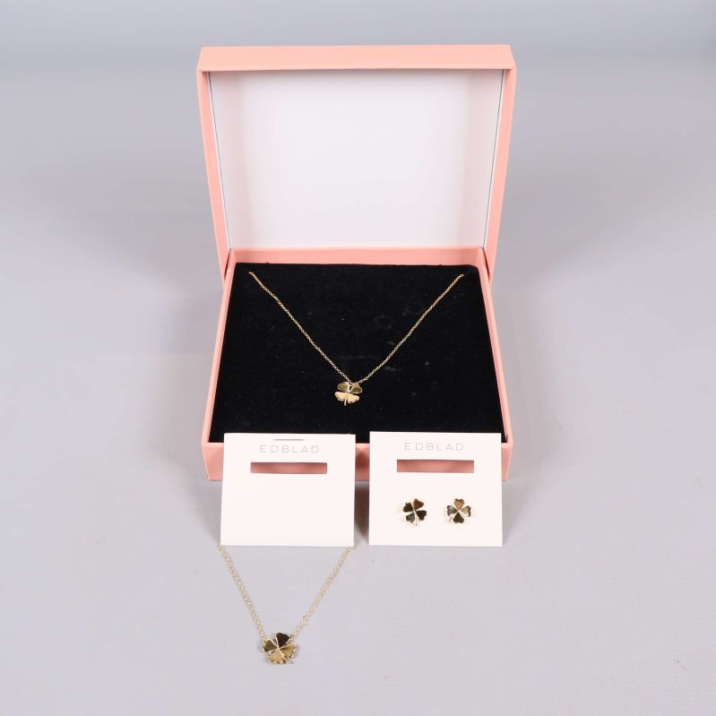 Smyckeset från Edblad med halsband, örhängen och armband i ask