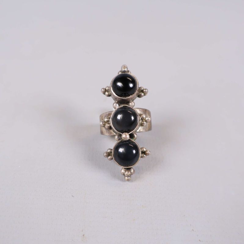 Ring i sterlingsilver med tre svarta stenar framifrån