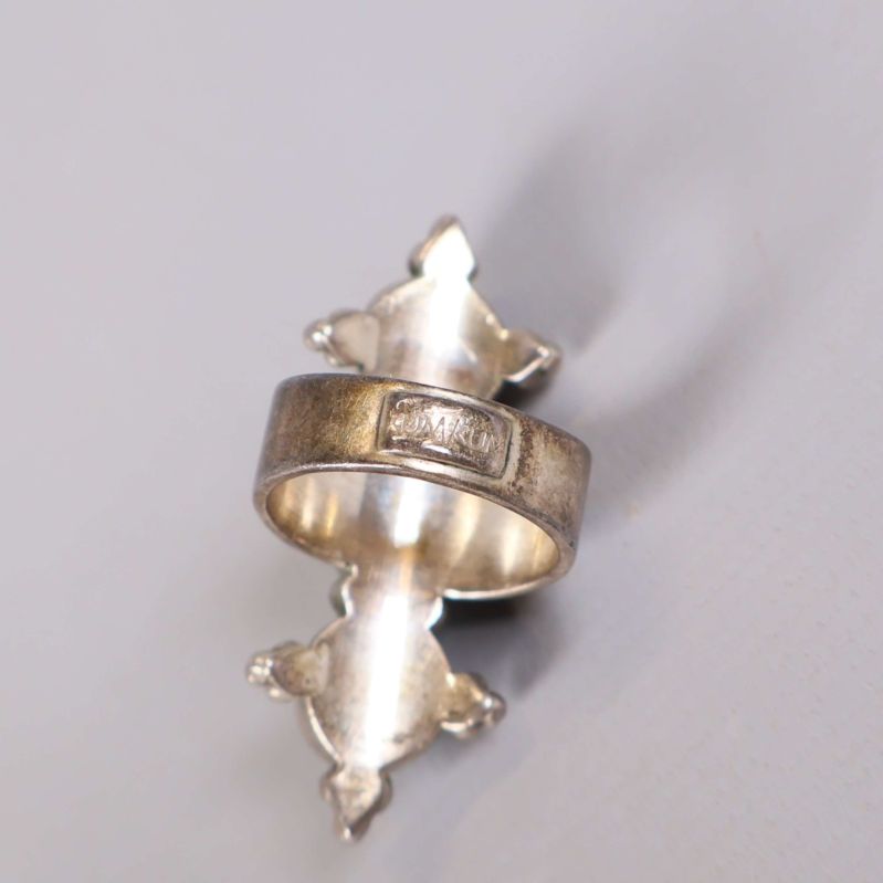 Ring i sterlingsilver med gravyr på bandets insida